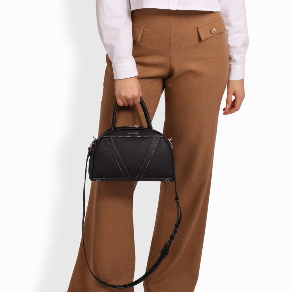 Henkeltasche als Crossbody Tasche mit Konntrastnähten Schwarz